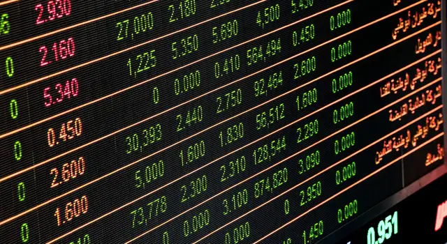 Tela de bolsa de valores exibindo números e dados de negociação