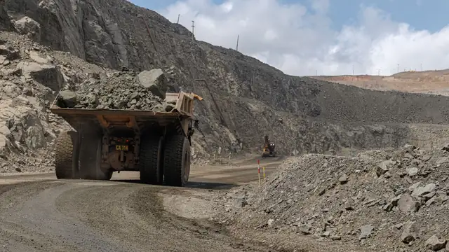 Caminhão de mineração transportando rochas em mina a céu aberto
