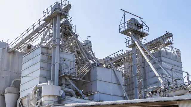 Estrutura metálica e tubulações de uma fábrica de cimento