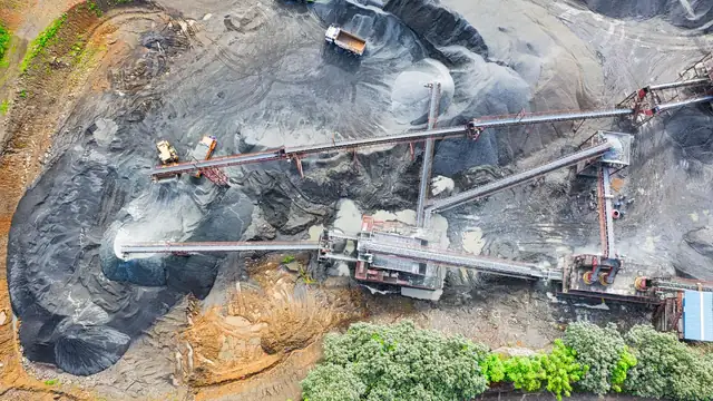 Vista aérea de instalação industrial de mineração com esteiras transportadoras e maquinário