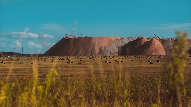 Vista aérea de extensa área de mineração de sal sob céu azul
