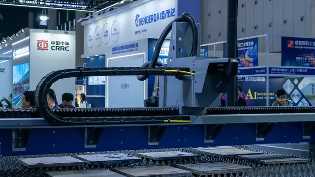 Maquinário industrial avançado exposto em estande de feira de negócios