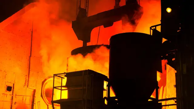 Metal em fusão sendo derramado em uma siderúrgica
