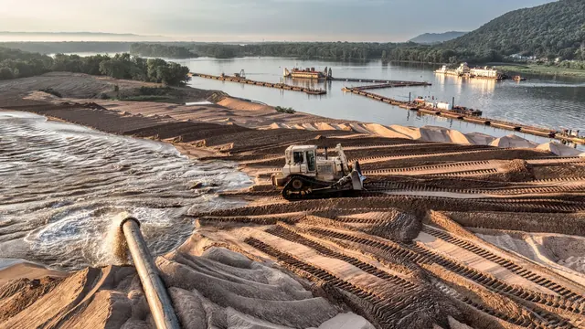 Vista aérea de operação de mineração de areia por dragagem em um rio