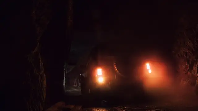 Veículo off-road com faróis acesos em um túnel subterrâneo escuro
