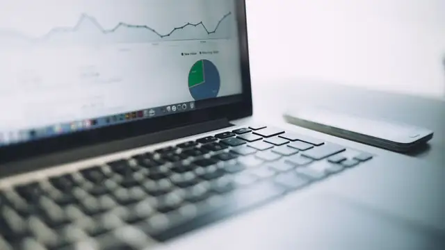 Notebook exibindo painel de análise de dados com gráficos e indicadores