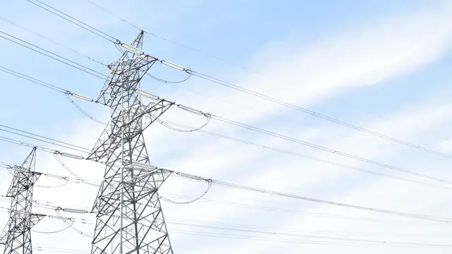 Torres de transmissão de aço contra o céu azul, com cabos de energia elétrica