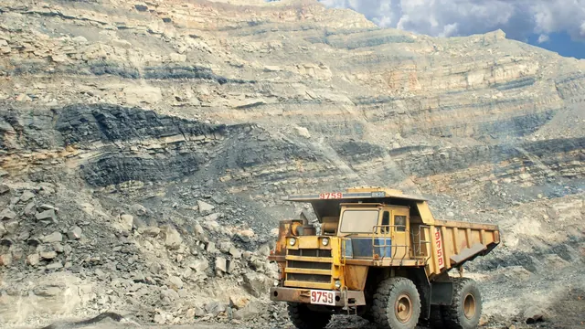 Caminhão de mineração de grande porte em área de lavra a céu aberto