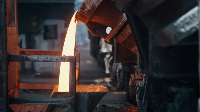Metal fundido sendo vazado em uma fundição, em processo industrial de siderurgia