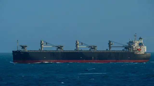 Navio graneleiro navegando em mar aberto