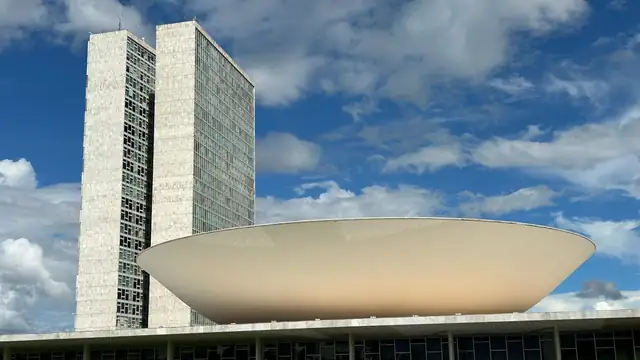 Torres e cúpula do prédio do Congresso Nacional, em Brasília, sob céu azul