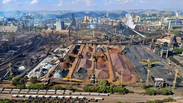 Instalação industrial de mineração com maquinário e pilhas de material processado