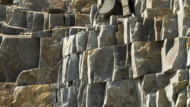 Textura de formação rochosa mostrando estruturas geológicas naturais