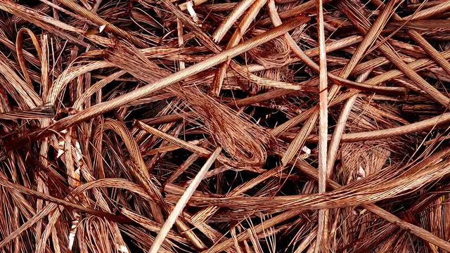 Close de fios de cobre entrelaçados, prontos para reciclagem