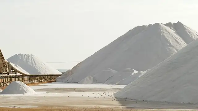 Vista de mina com esteiras transportadoras entre formações minerais