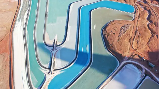 Vista aérea de tanques de evaporação de potássio em tons de azul e marrom