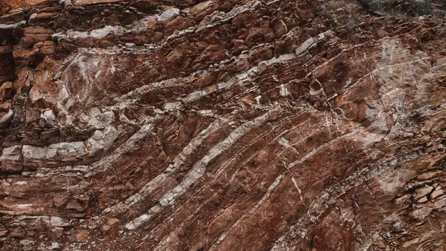 Detalhe de rocha sedimentar com marcas de erosão e texturas na superfície