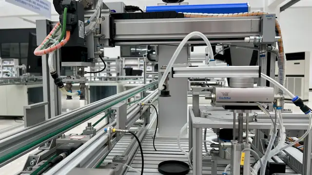 Close de maquinário de automação em ambiente industrial moderno