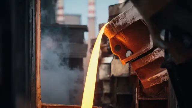 Metal derretido sendo vazado em uma fundição, em close