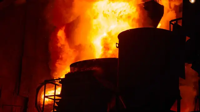 Forno industrial em chamas intensas, em imagem ilustrativa de siderurgia
