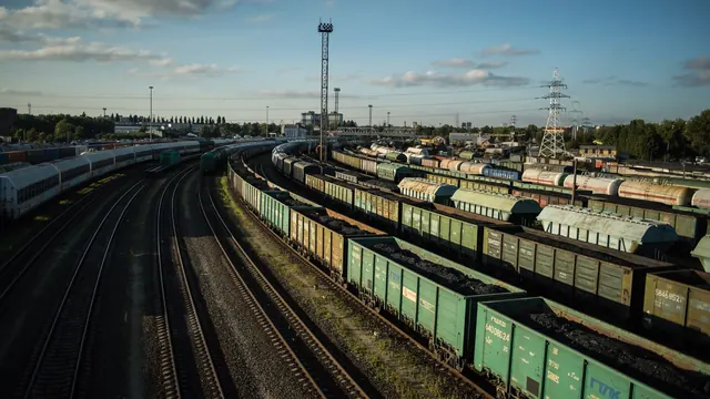 Composições de trem de carga em pátio ferroviário