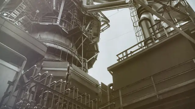 Vista de baixo de estruturas e tubulações de aço industriais